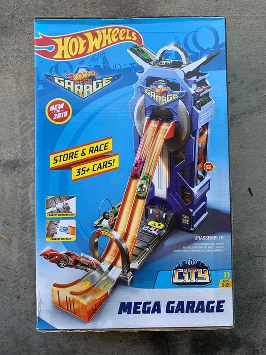 Мега гараж с количка Hot Wheels City FTB68