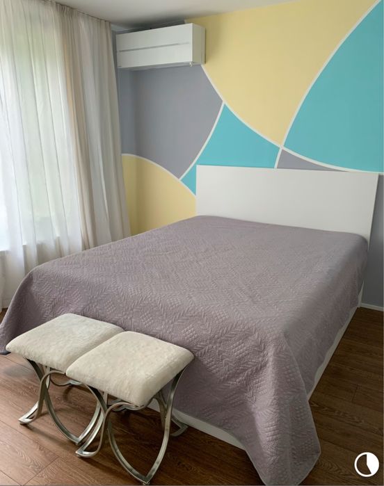 Нова бляскава табуретка - бял плюш и метал