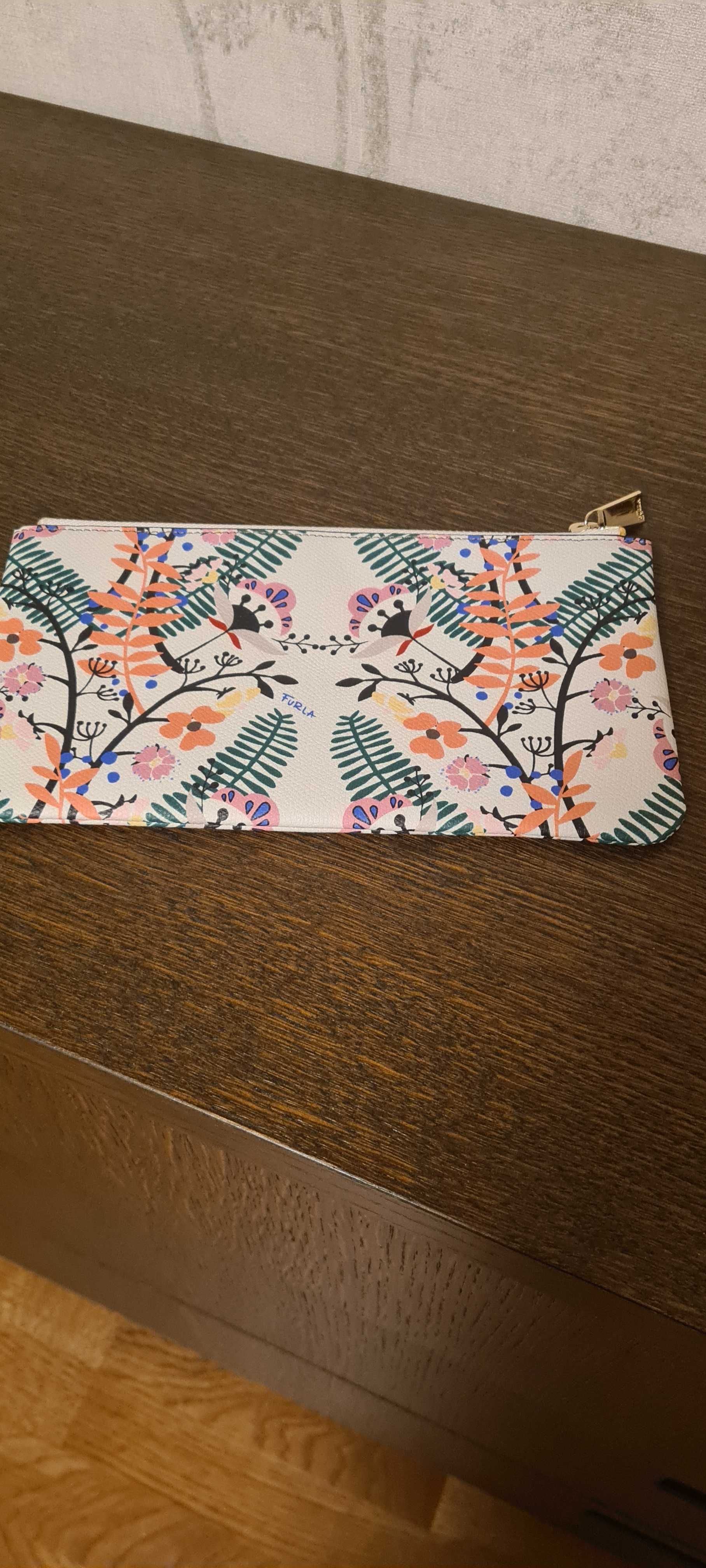 Нов несесер Furla
