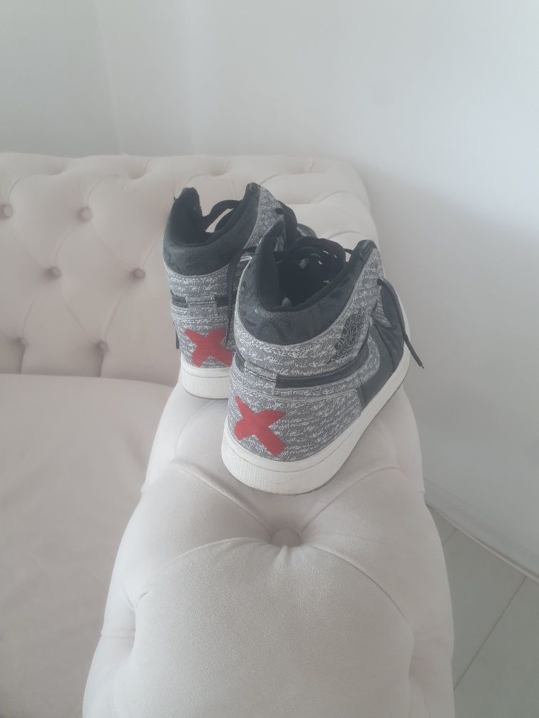Adidași de vanzare