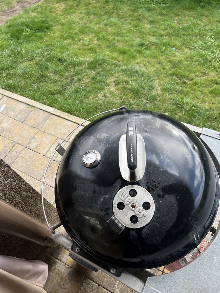 Vand gratar pe carbuni Weber Permormer 57cm cu rotisor electric