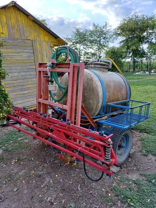 Vânnd diverse utilaje agricole.