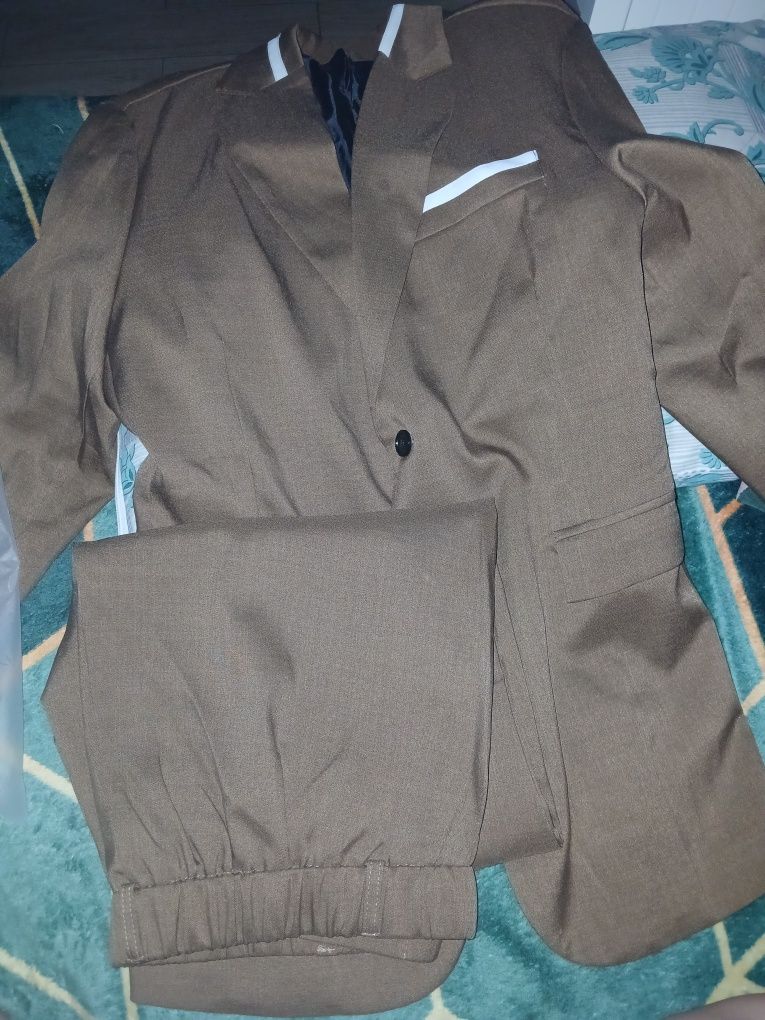 Vand costum de ocazie bej impreuna cu cravata bej închis,nefolosite