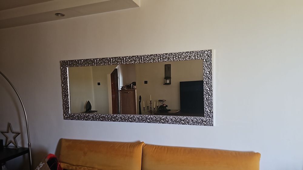 Oglindă cu ramă metalică