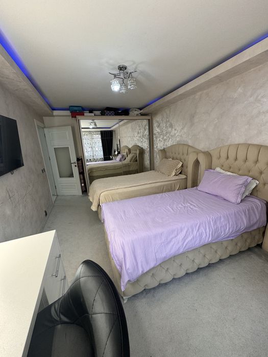 Vand 1 buc pat  de o persoana 93/200 m am doua buc