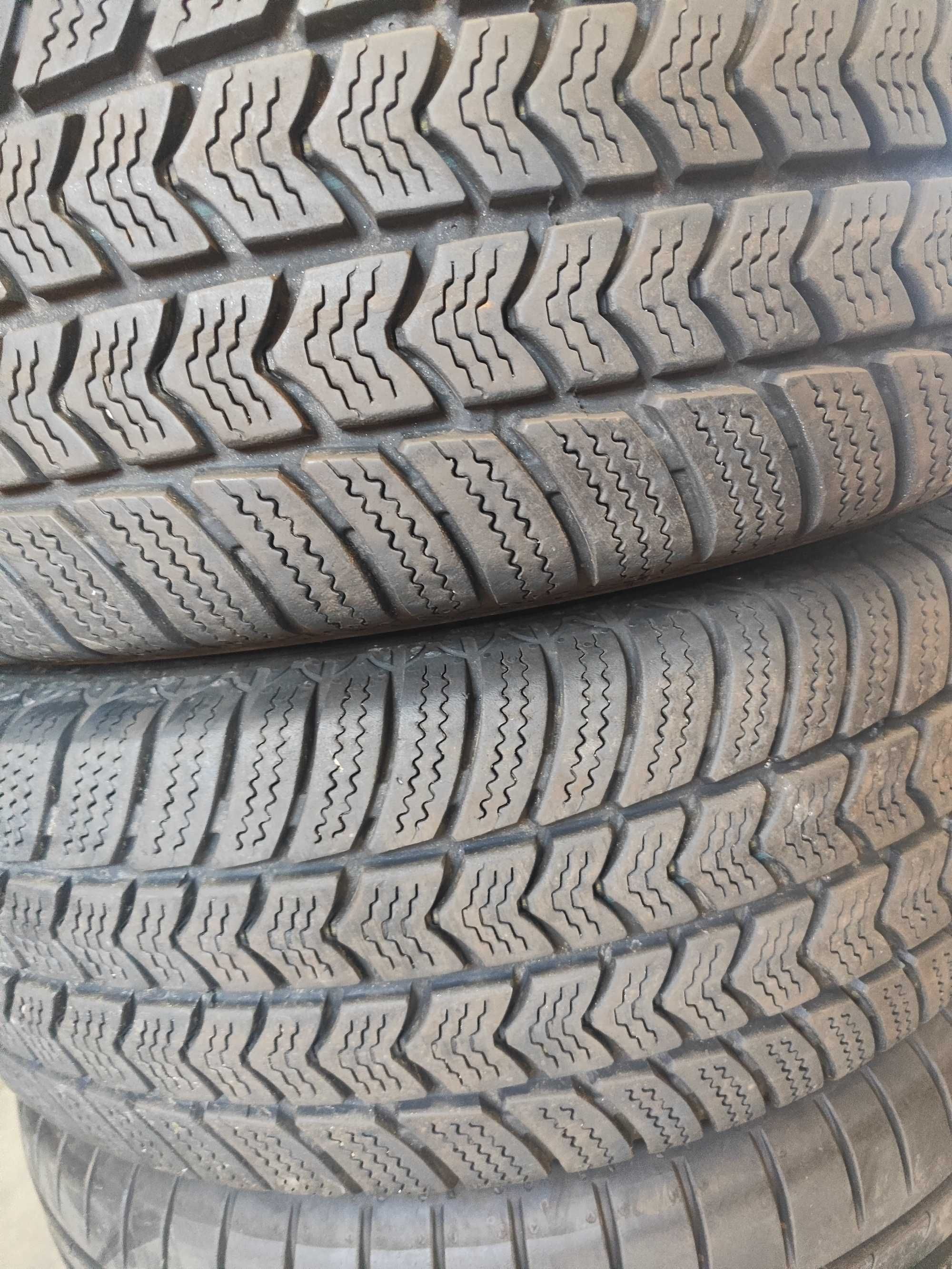 2бр.зимни гуми 215/70/15C Semperit