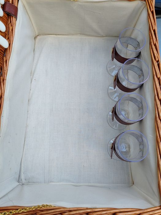 Valiza vintage picnic utilată complet.