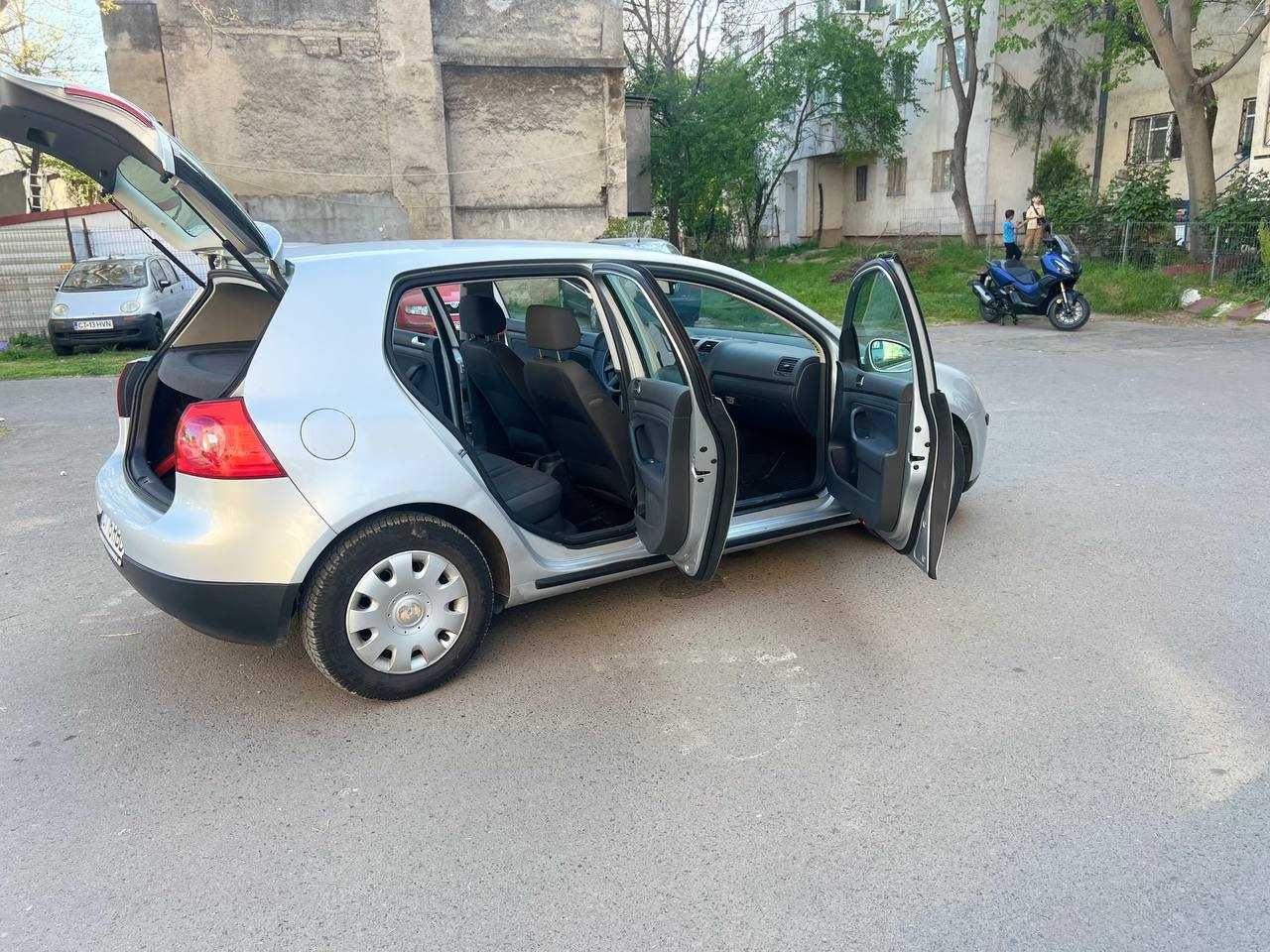 Vînd o mașină de calitate, Volkswagen golf 5, anul 2005