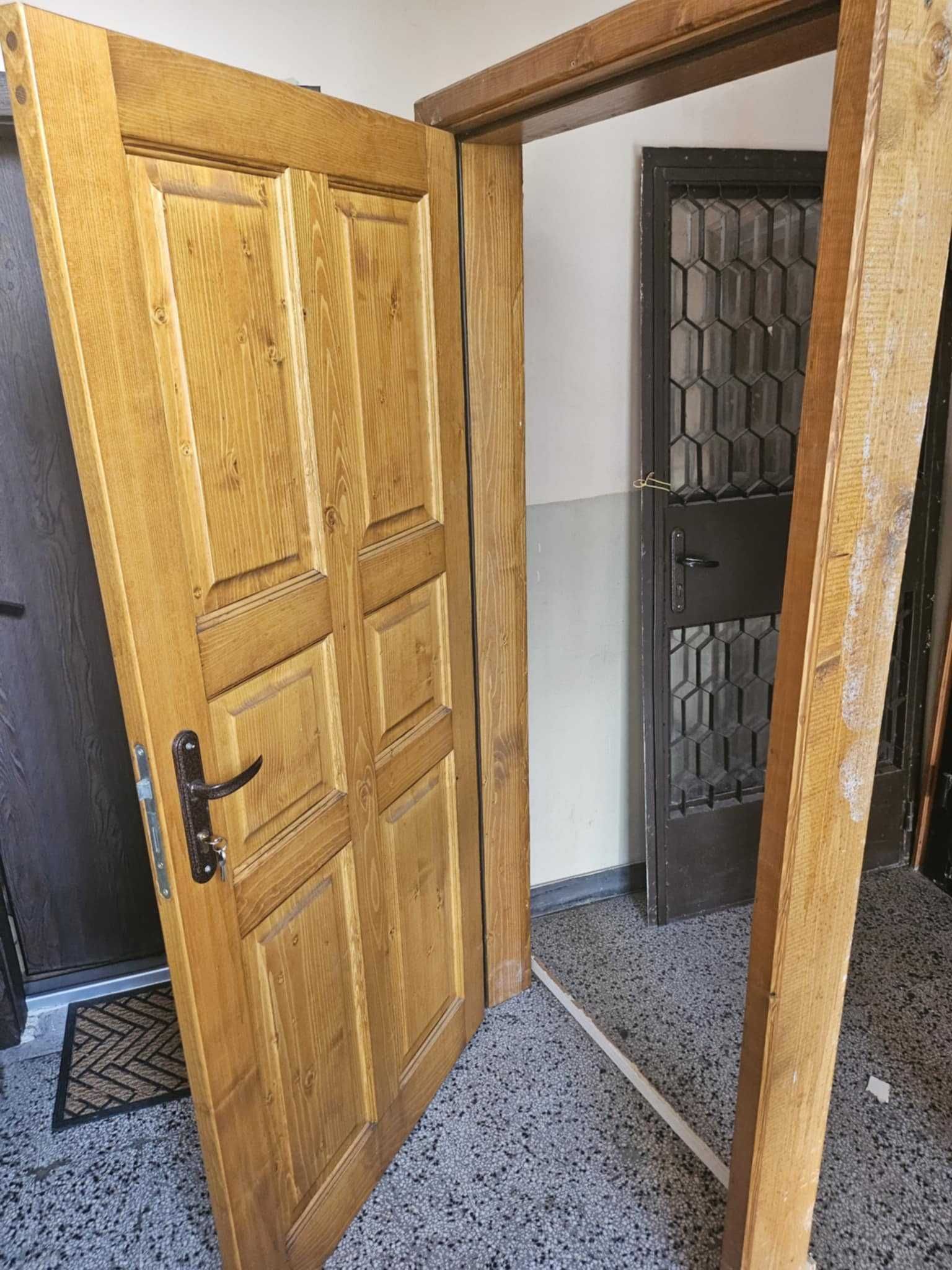 Дървена врата с каса