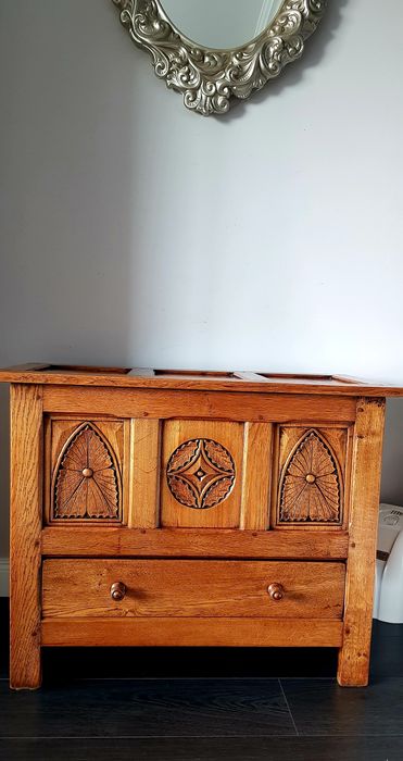 Ladă veche din lemn masiv sculptat