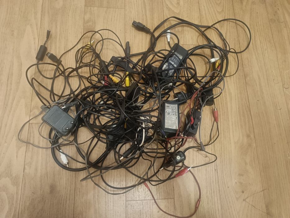 Очень много разъёмов для устройств.