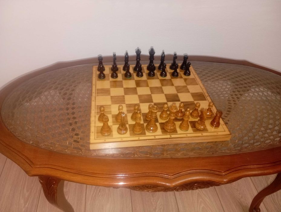 Шах с дървени фигури
