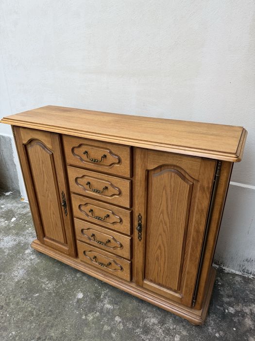 Скрин от масивно дърво с чекмеджета и рафтове