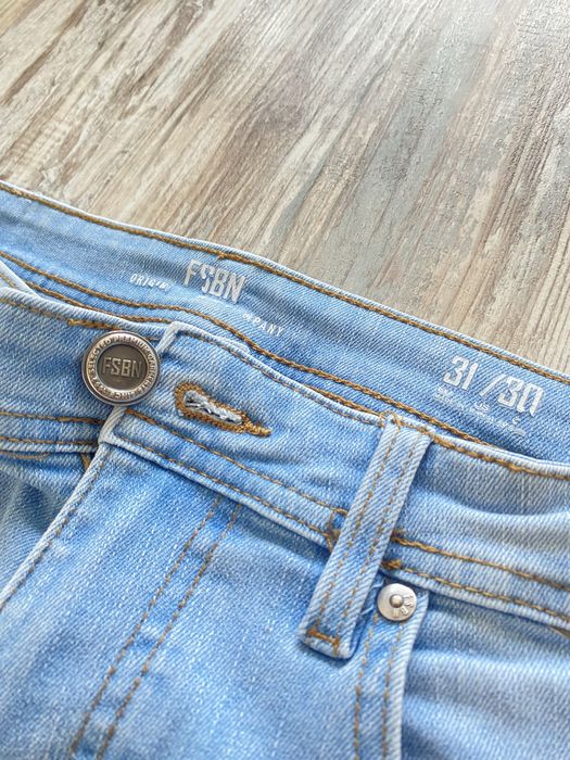 Дънки Slim Fit - класически стил