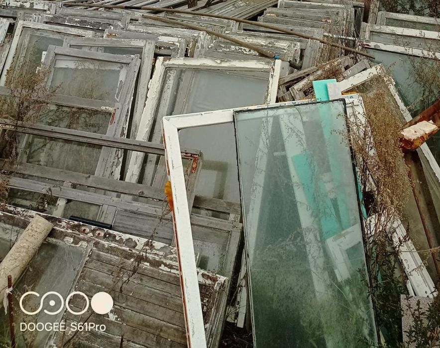 Продам оконные рамы со стеклом