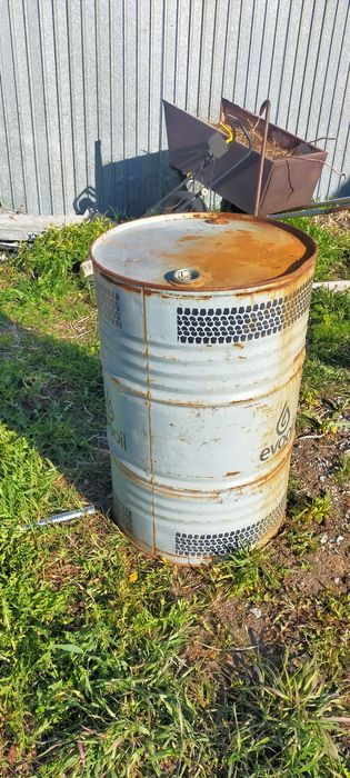 Бочка железная целая.