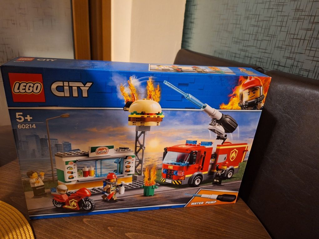 Lego city. Burger bar rescue.