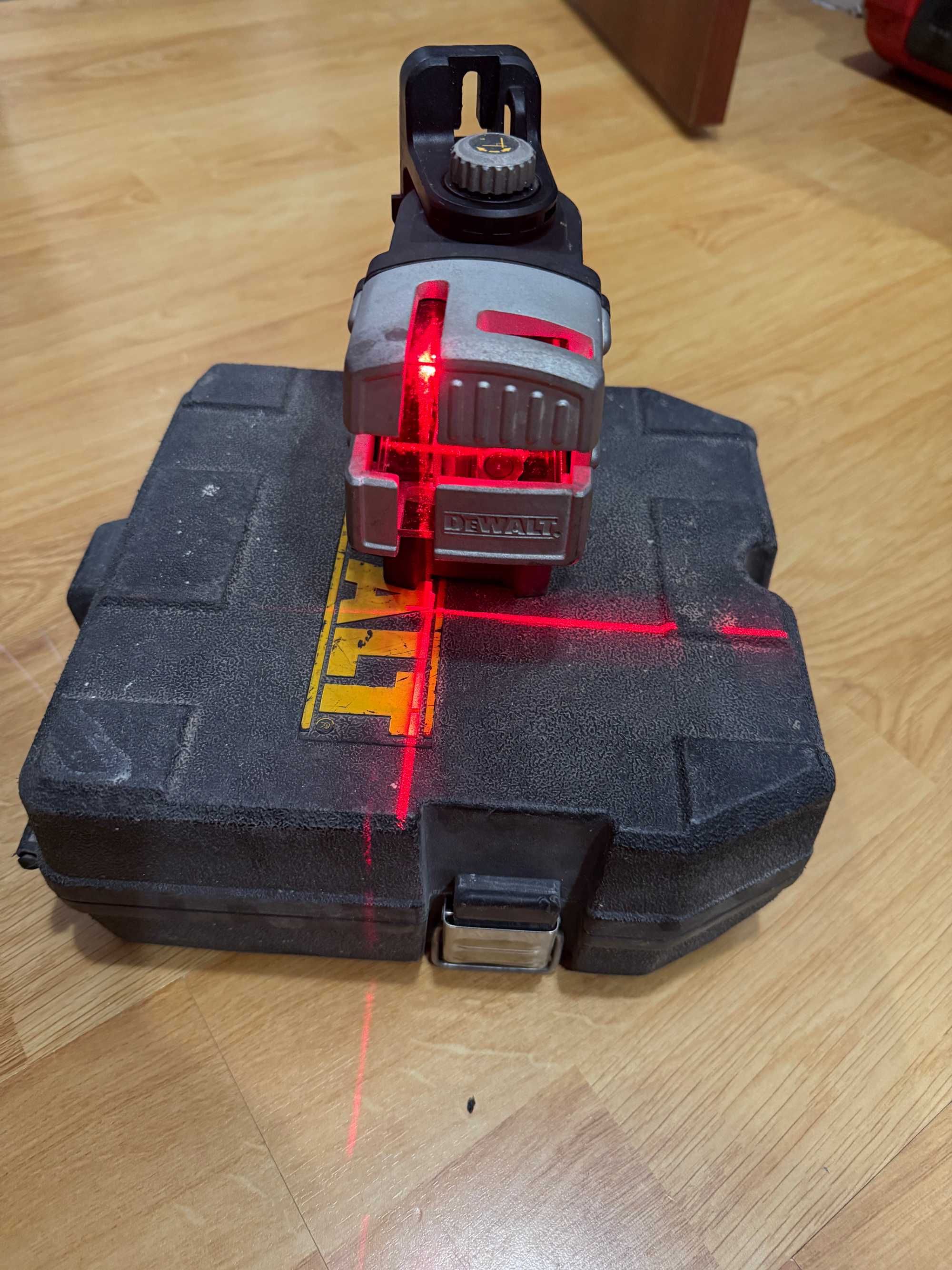 Лазерен Нивелир Dewalt DW089
