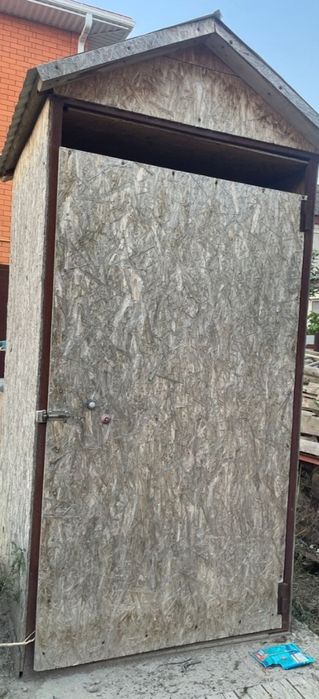 Уличный туалет. Каркас темирден жасалган Агаштан жасалган ажетхана.