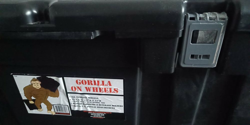 Gorila militara cu folie pe încuietoare