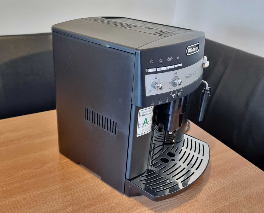 Aparat de facut cafea, espressor DeLonghi esam 3000 ca nou