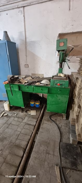 Сверлильный станок с верстаком и тисками