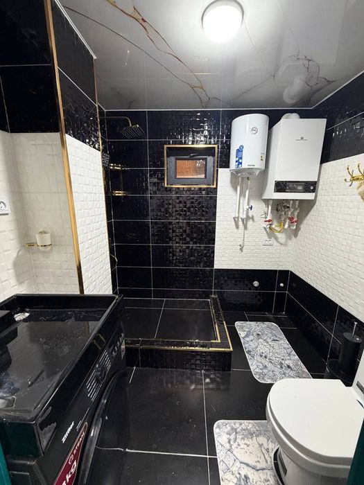 Chinor restorani tomonda uy sotiladi.