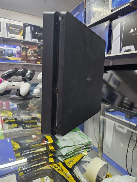 Продается игровой консол Sony Playstation 4 slim