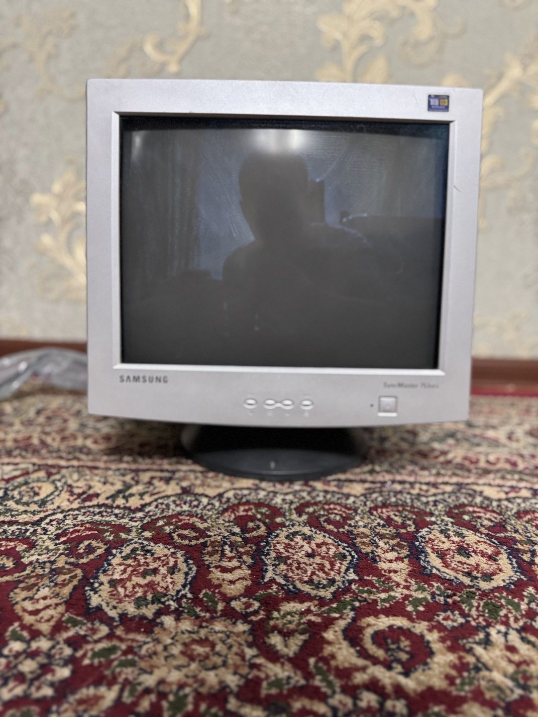 Srochna sotiladi samsung monitor