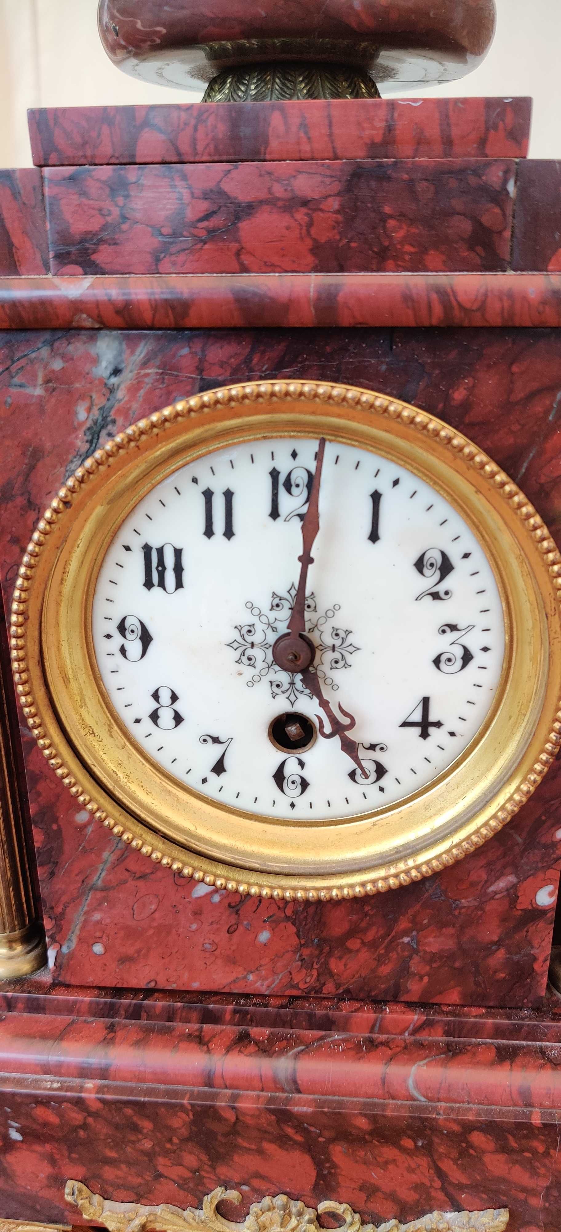 Античен френски мраморен каминен механичен  часовник.