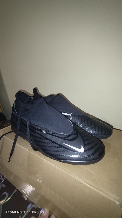 Vand ghete de fotbal Nike phantom