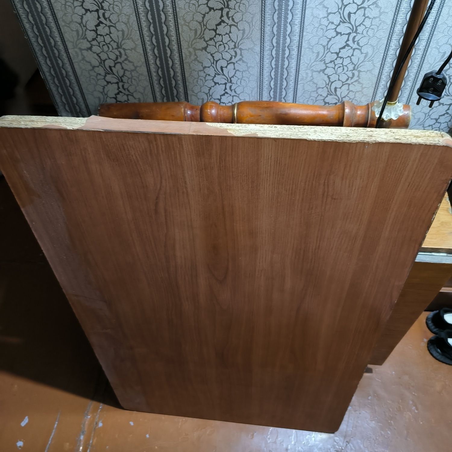 Продается 3 стола за 500 тысяч сум.