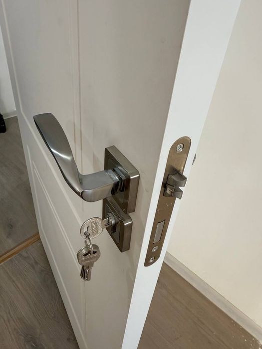 Белая дверь новая мдф