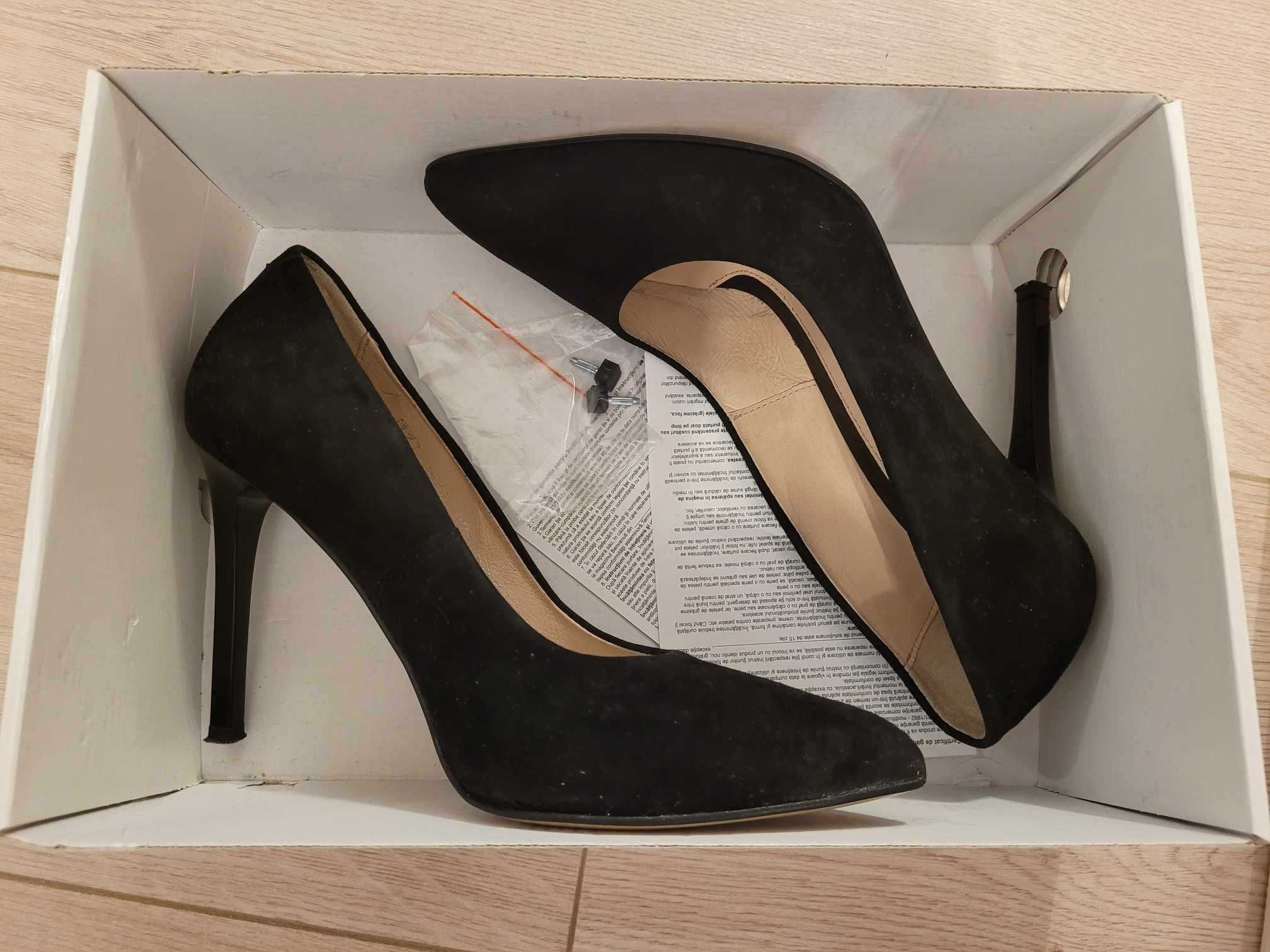 Pantofi negri stiletto Enzo Bertini din piele intoarsa 37