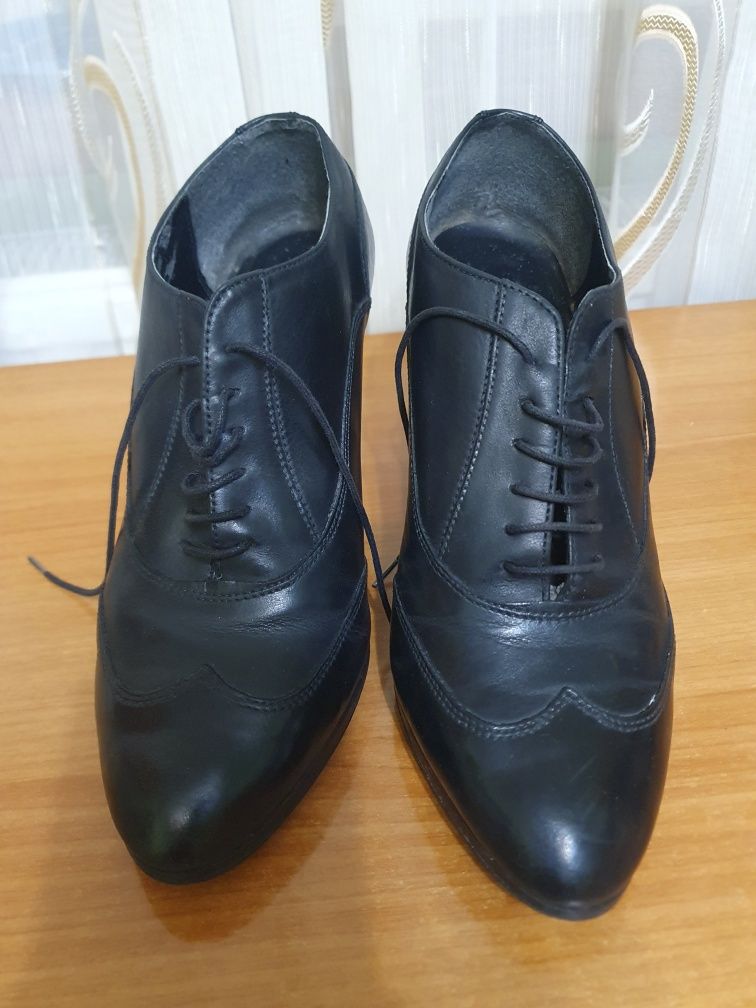 Botine cu siret din piele naturala,mărime 37,preț 50ron