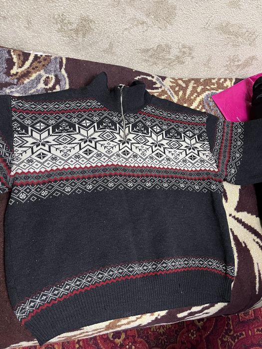 Свитер, очень теплый.