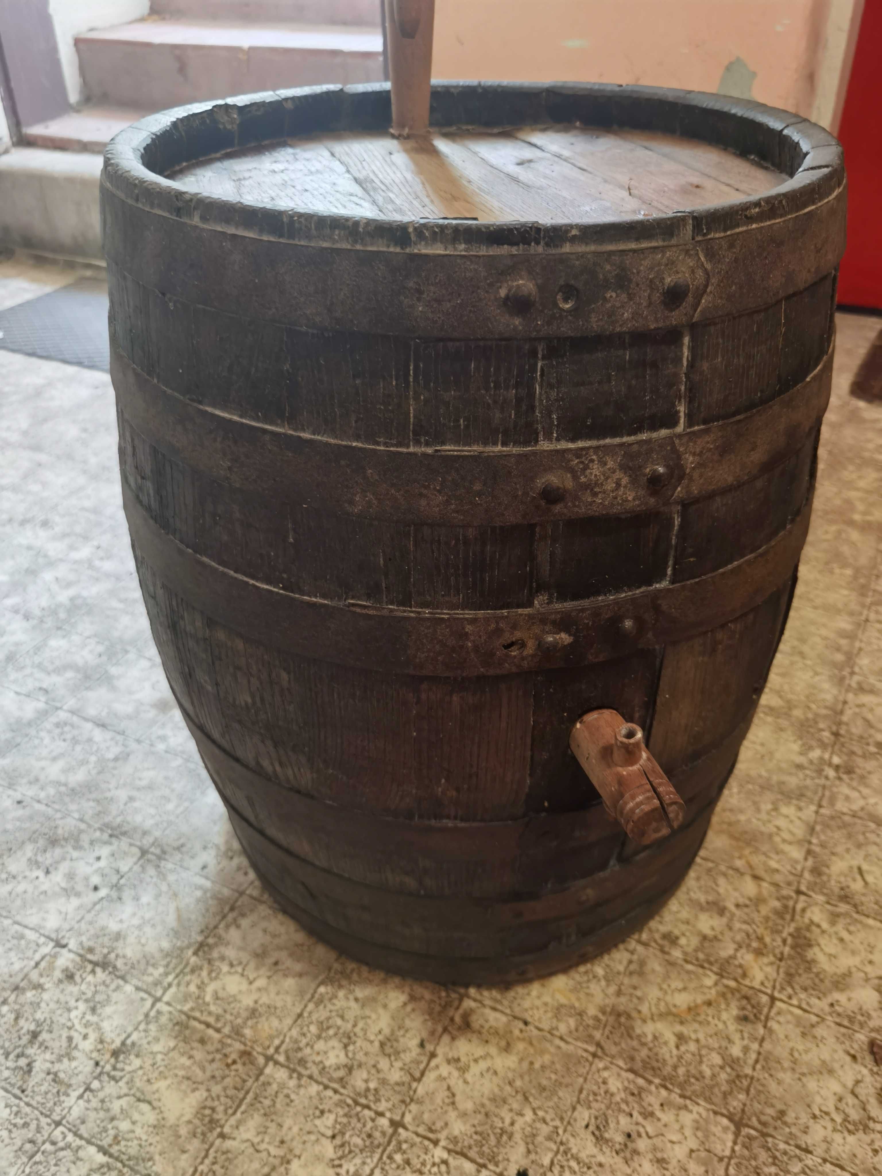 Продавам дъбово и пластмасово буре