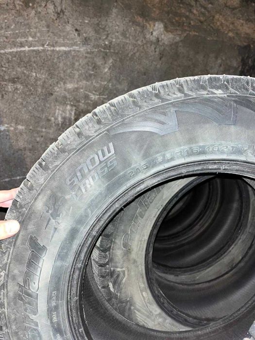 Продам зимние шипованные шины 215 65 r16