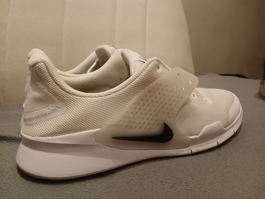 Adidași Nike arrow