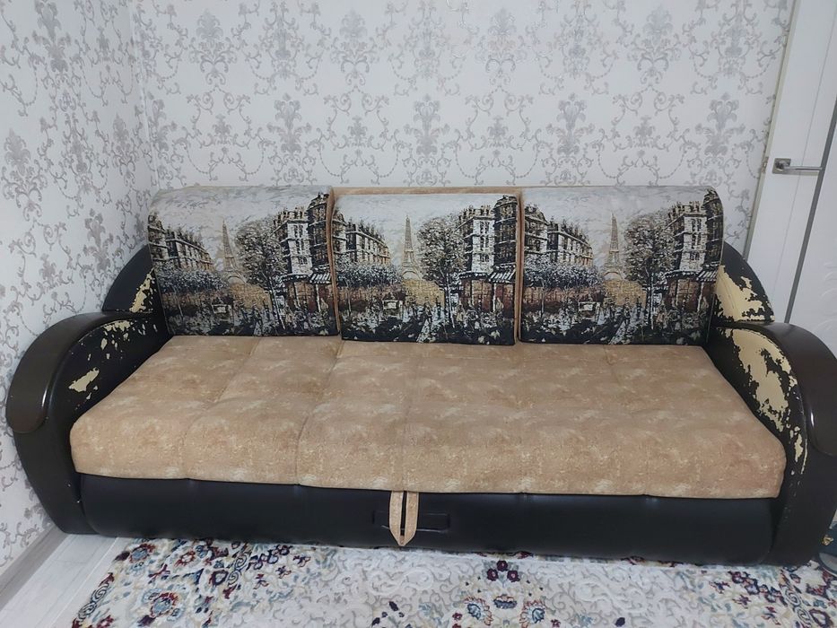 Диван сатылады,тап таза,тек еки жанындагы дермантини тускен шамалы