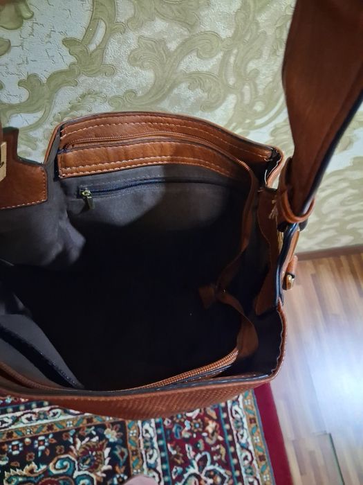 Bu sumkalar kop tutilmagan yaxshi xolatda zamoklari ham buzilmagan