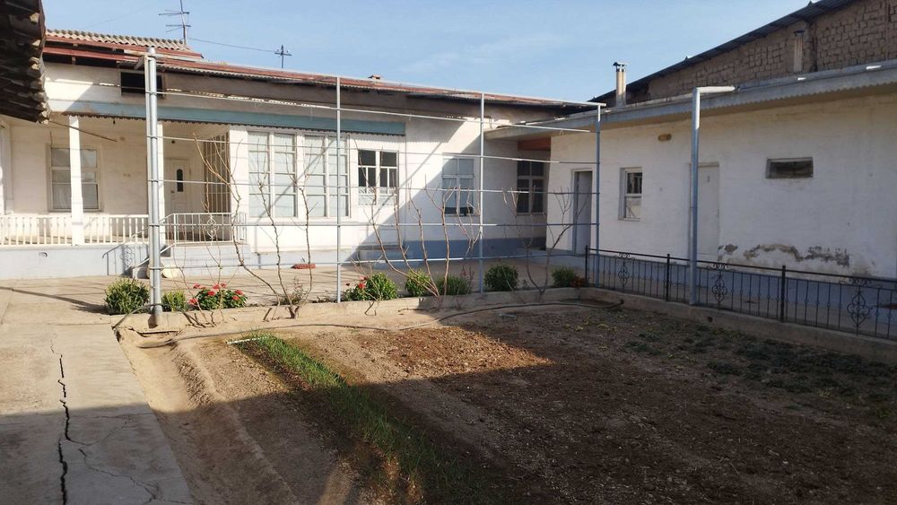 Ховли Сотилади 2 томони куча  Уй Куришга Ер нархда 8 сотик Кибрай рн