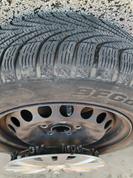 Продавам зимни гуми със стоманени джанти и оригинални тасове 15 цола.