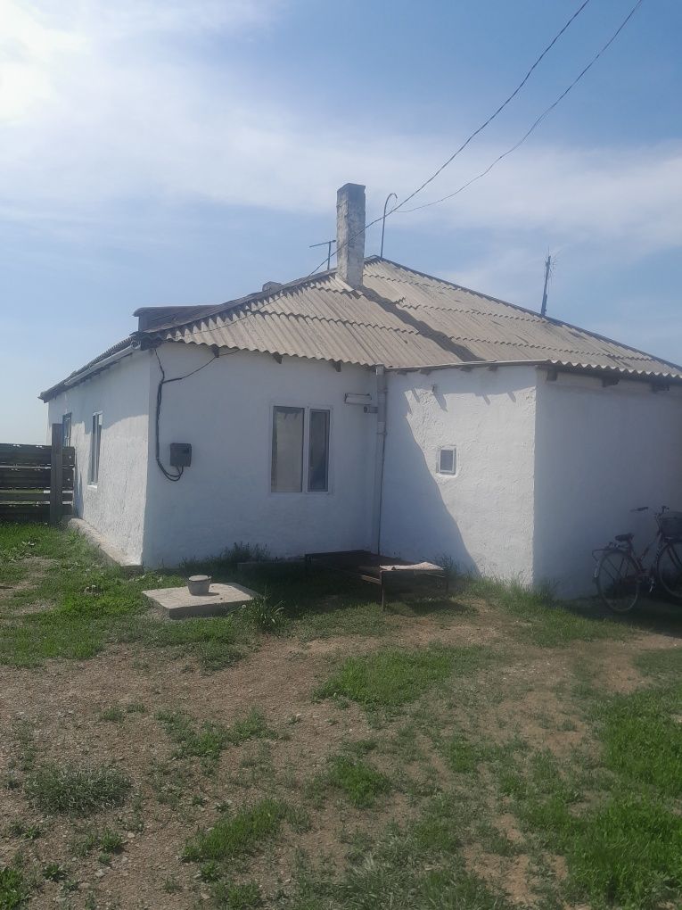 В доме имеется санузел,дом теплый