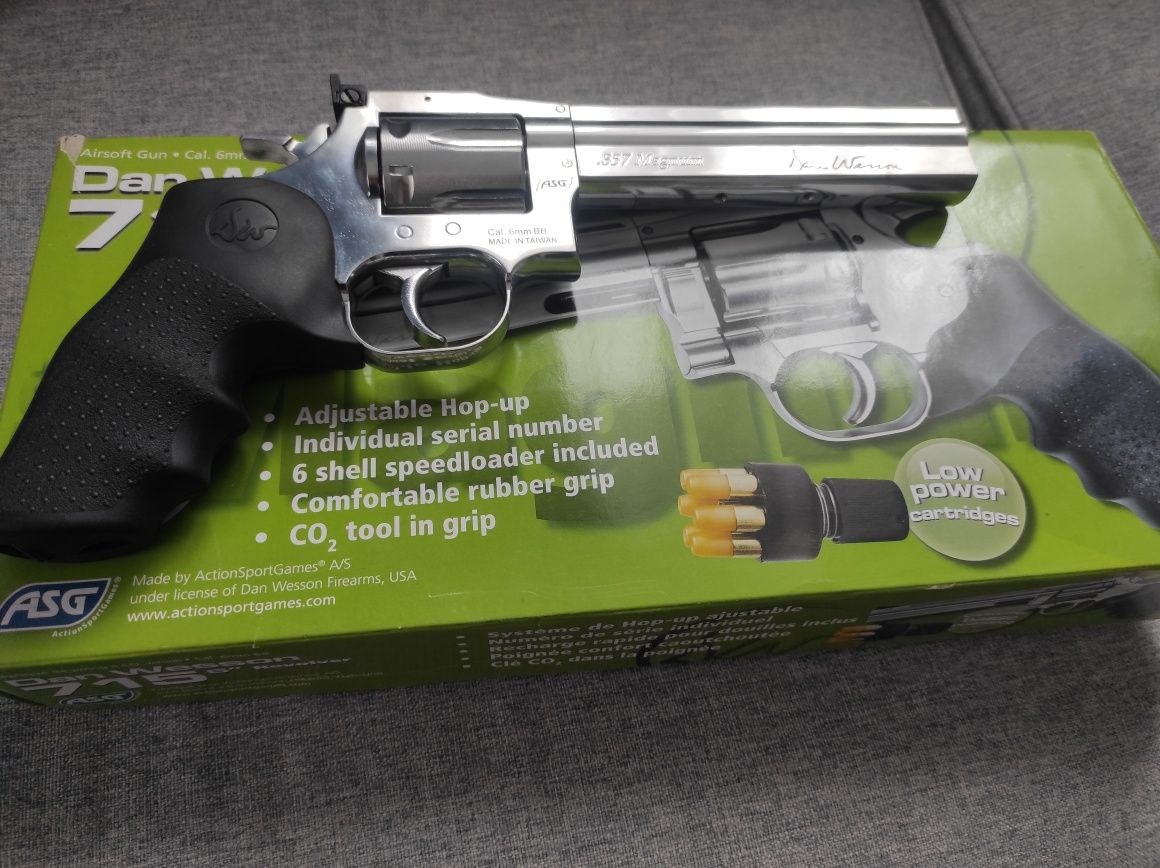 Replica airsoft revolver Dan Wesson 715 6 inch