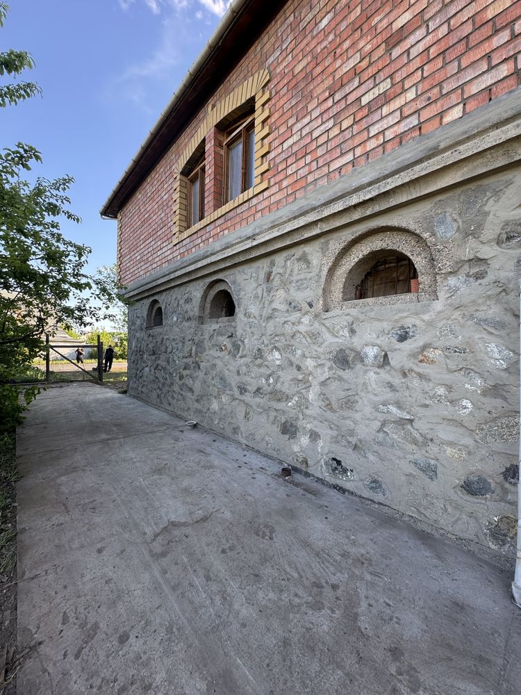Продам 2х этажный дом 23 мкрн ул.Журбы.S=245 кв.м.Участок 12 соток