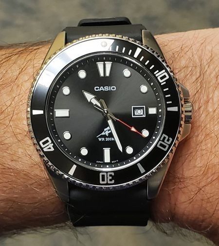 Наручные часы Casio MDV 106-1A