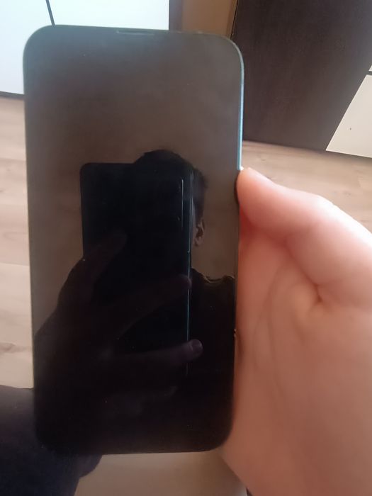 Vând iPhone 13 simplu.