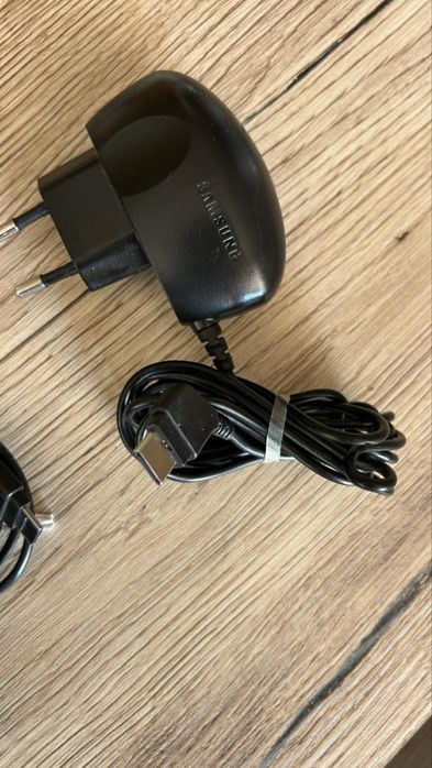 2 броя зариадни за Samsung телефон - стари модели