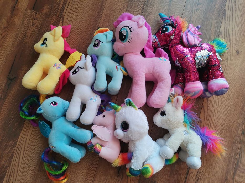 Голям лот от девет плюшени понита